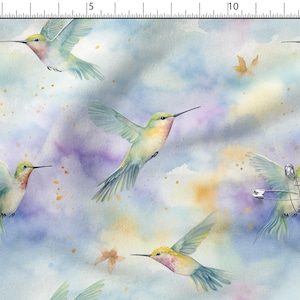 Peut inclure: Tissu aquarelle représentant des colibris en vol sur un fond aux couleurs pastel. Les oiseaux ont un plumage vert, jaune et rose. Le fond présente des nuances de bleu, de violet et de jaune, avec de petits accents orange.