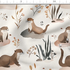 Könnte beinhalten: Stoff mit einem sich wiederholenden Muster von Aquarellottern in verschiedenen Posen, umgeben von stilisierten Pflanzen und Blumen in Braun-, Beige- und Grüntönen. Die Otter sind auf hellbraunen Felsen dargestellt.