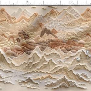 Könnte beinhalten: Ein strukturiertes Stoffpaneel mit einer geschichteten Berglandschaft in Beige-, Creme- und Brauntönen. Das Design zeigt komplexe, wellenförmige, geprägte Linien, die Gipfel und Täler darstellen. Eine Sicherheitsnadel ist unten rechts befestigt.