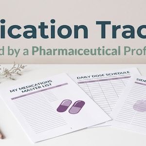 Pode incluir: Um conjunto de rastreador de medicamentos com três folhas de papel brancas e detalhes em roxo. As páginas são intituladas My Medications Master List, Daily Dose Schedule e Side Effect Log, contendo seções pautadas e ilustrações de pílulas.