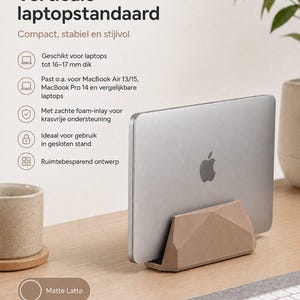 Peut inclure: Un support vertical pour ordinateur portable de couleur latte mat avec un design géométrique à facettes tenant un ordinateur argenté. Le support dispose d'un insert en mousse souple pour le maintien et permet de ranger les ordinateurs jusqu'à 17 mm.