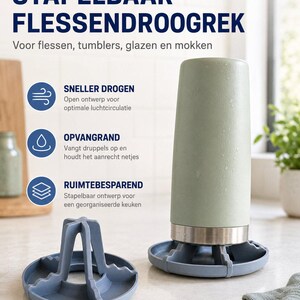 Op de afbeelding: Een stapelbaar flessendroogrek in gedempt blauw met een ronde basis en opstaande steunen. Eén rek is leeg, terwijl het andere een lichtgroene fles ondersteboven houdt. Tekst bevat STAPELBAAR FLESSENDROOGREK, SNELLER DROGEN en OPVANGRAND.