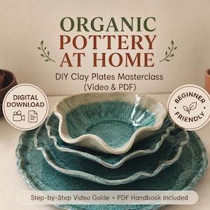 Può includere: Un set di piatti in argilla fatti a mano, di colore turchese, con bordi ondulati. I piatti sono impilati, con una piccola ciotola sopra. L'immagine presenta il testo "ORGANIC POTTERY AT HOME" e "DIY Clay Plates Masterclass". Sono visibili anche cactus in vasi di terracotta.
