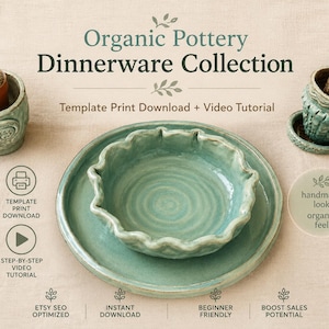 Pode incluir: Um conjunto de jantar de cerâmica turquesa com uma tigela e um prato com borda ondulada, com o texto "Organic Pottery Dinnerware Collection". Duas pequenas plantas de cacto em vasos decorativos estão em ambos os lados do conjunto.