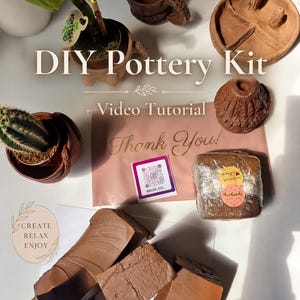 Puede incluir: Un kit de cerámica DIY con varias piezas de arcilla de terracota y ejemplos de cerámica terminada. El kit incluye un video tutorial y un paquete rosa con un código QR. El texto en la imagen dice "DIY Pottery Kit" y "Thank You!"