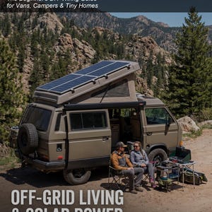 Könnte beinhalten: Ein Buchcover mit dem Titel Off-Grid Solar Power: The Beginner's DIY Wiring Guide for Vans, Campers & Tiny Homes. Das Bild zeigt einen beigen Campingbus mit Aufstelldach und Solarpaneelen in einer Berglandschaft mit zwei sitzenden Personen.