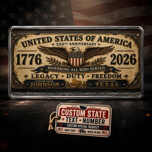 Peut inclure: Une plaque d'immatriculation rectangulaire en métal au design vintage portant les inscriptions UNITED STATES OF AMERICA 250TH ANNIVERSARY, 1776, 2026, HONORING ALL WHO SERVED, LEGACY, DUTY, FREEDOM, JOHNSON et TEXAS, avec un graphique d'aigle royal.