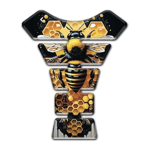 Peut inclure: Un protège-réservoir adhésif en plusieurs parties présentant une illustration détaillée d'un bourdon centré sur un motif de nid d'abeille doré. Le design intègre des tons noirs et jaunes avec une finition brillante, segmenté en cinq sections.