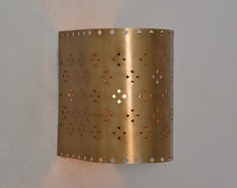 Aplique de pared cilíndrico de latón perforado hecho a mano / Lámpara de pared con pantalla tallada en forma de diamante / Lámpara de pared de latón de estilo moderno de mediados de siglo