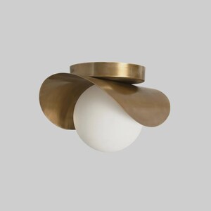 Plafoniera a globo in ottone grezzo realizzata a mano / Lampada da soffitto a globo in stile moderno di metà secolo / Illuminazione minimalista vintage in ottone
