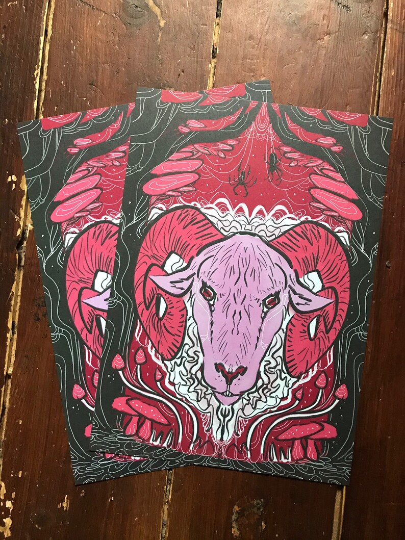 Puede incluir: Un carnero rosa con grandes cuernos est&aacute; rodeado de setas rojas y blancas y un fondo de bosque blanco y negro. Los ojos del carnero son rojos y tiene una barba blanca. El fondo es rojo oscuro con l&iacute;neas negras.