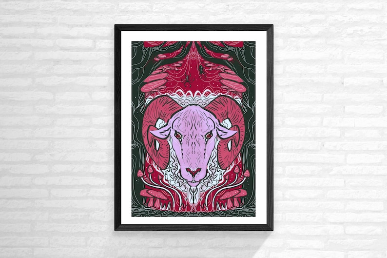 Puede incluir: Una ilustraci&oacute;n enmarcada de una cabeza de carnero rosa con grandes cuernos rizados. El carnero est&aacute; rodeado de un patr&oacute;n psicod&eacute;lico de setas rojas y verdes.