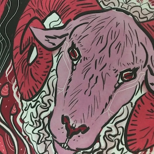 Puede incluir: Primer plano de la cabeza de una oveja rosa con cuernos rojos y lana blanca rizada. La cabeza de la oveja est&aacute; rodeada de un fondo abstracto rojo y blanco.