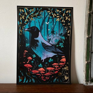 Puede incluir: Un cuervo azul y negro con un pico largo se sienta en un entorno de bosque. El cuervo est&aacute; rodeado de setas rojas y naranjas y tr&eacute;boles verdes. El fondo es un bosque azul oscuro y verde con acentos dorados.