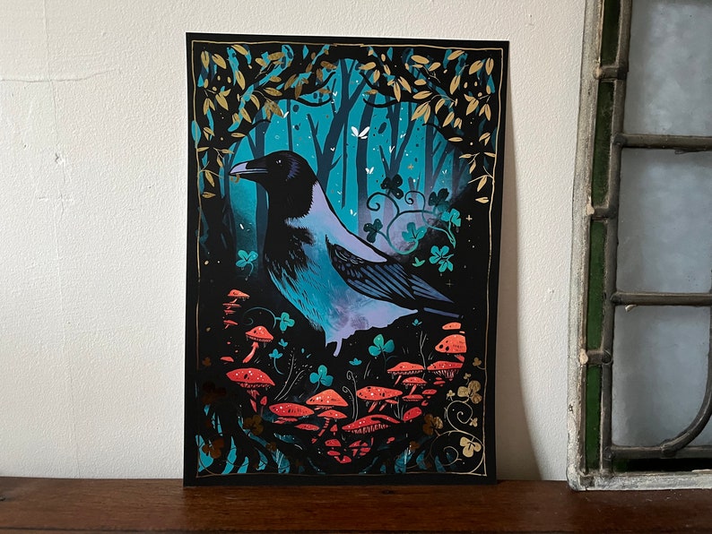 Puede incluir: Un cuervo azul y negro con un pico largo se sienta en un entorno de bosque. El cuervo est&aacute; rodeado de setas rojas y naranjas y tr&eacute;boles verdes. El fondo es un bosque azul oscuro y verde con acentos dorados.
