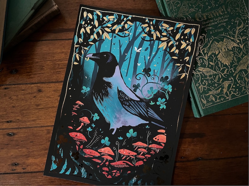 Puede incluir: Un cuervo negro y azul con un pico largo se encuentra en un entorno de bosque. El cuervo est&aacute; rodeado de setas rojas y naranjas y hojas verdes. El fondo es de color azul oscuro y verde con destellos blancos.
