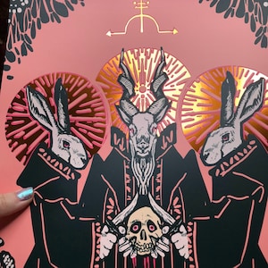 Impressão artística A3 de cabra e lebres com folha de ouro rosa &#39;Bloodletting&#39; - Decoração oculta de luxo, presentes para góticos, arte de terror, Memento Mori, coelhos