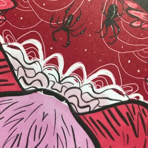 Puede incluir: Primer plano de una ilustraci&oacute;n abstracta rosa y roja con contornos negros. La ilustraci&oacute;n presenta un patr&oacute;n de telara&ntilde;a con dos ara&ntilde;as negras.