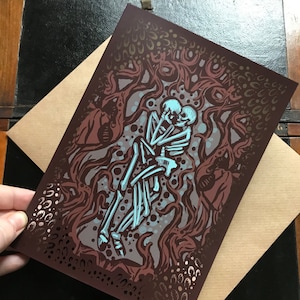 Death's Sweet Embrace - A5 luxe verijdelde wenskaart - blanco van binnen - Valentijnsdag, horror, gothic, gothic, skeletten, schedel, emo, liefde