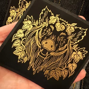 Stort vildsvin - tyglapp med guldfolietryck 13 x 5 cm - goth, punk, lappar för jackor, påsydda, häxig, naturälskare, djurliv, folklore