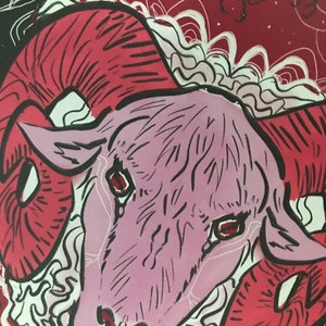 Puede incluir: Una ilustraci&oacute;n de una cabeza de carnero en rosa y rojo con contornos negros. La cabeza de carnero est&aacute; rodeada de un fondo rojo y blanco con ilustraciones de ara&ntilde;as negras.
