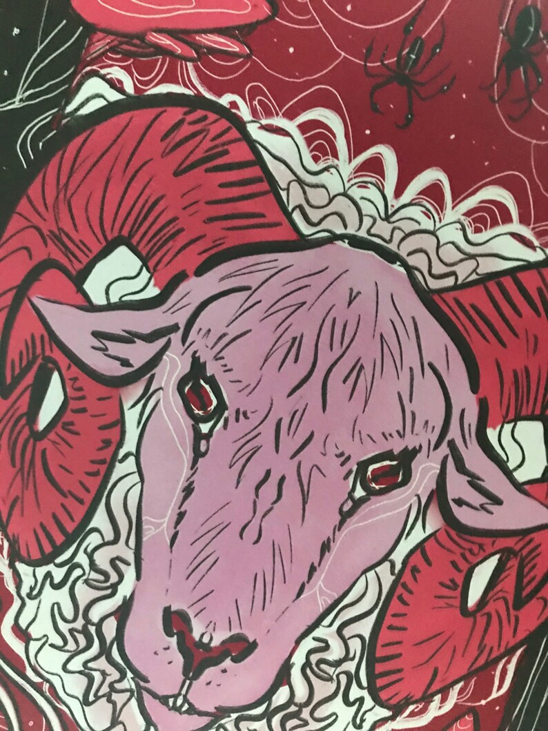Puede incluir: Una ilustraci&oacute;n de una cabeza de carnero en rosa y rojo con contornos negros. La cabeza de carnero est&aacute; rodeada de un fondo rojo y blanco con ilustraciones de ara&ntilde;as negras.
