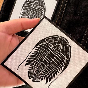 Puede incluir: Un juego de tres tazas de cerámica con un acabado mate moteado. Las tazas son de color crema, gris claro y gris oscuro. Cada taza tiene un diseño simple y minimalista.