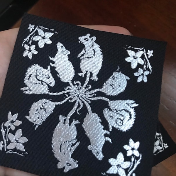 Roi des rats - écusson en tissu sérigraphié argenté 8 x 8 cm - gothique, cadeau pour amoureux des rats, punk, tête de mort, occulte, satanique, écussons pour vestes, peste, à semer