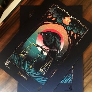 Impresión de tarot de lámina de Justicia XI- impresión de arte A4 de lujo (8x11 pulgadas) esotérico, cuervo carroñero, decoración gótica, regalo amante de las aves, ornitología oculta