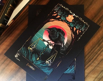 Justitie XI folie tarot print-deluxe A4 kunstprint (8x11 inch) esoterisch, zwarte kraai, gotisch decor, vogelliefhebber cadeau, occulte ornithologie