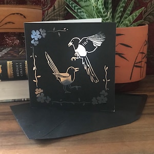 Deux pour la joie (148 mm x 148 mm) carte de voeux en aluminium - enveloppe noire, carte gothique, Halloween, horreur, corbeau, pie, blanc, Noël
