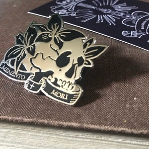 Memento Mori - Épingle tête de mort en émail dur argenté et noir de 40 mm avec pochettes en caoutchouc. Accessoires gothiques, badge tête de mort, broche, jeu d'épinglettes, épinglette