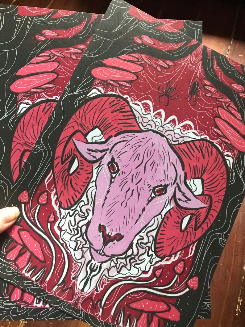 Puede incluir: Una cabeza de carnero rosa con grandes cuernos rojos est&aacute; rodeada de setas rojas y blancas sobre un fondo negro. Los ojos del carnero son rojos y el fondo es oscuro con l&iacute;neas blancas.