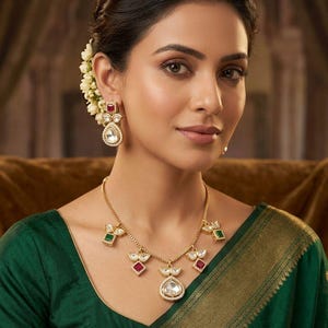 Set di gioielli Kundan non tagliati ispirato a Sabyasachi, collana e orecchini indiani minimalisti, girocollo con pendente in rubino e smeraldo, set da sposa Bollywood.
