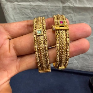 Indiska traditionella guldpläterade öppningsbara armband set om 2, antika smycken skruvarmband, rubin mint CZ brudbröllopsarmband 2.2 och 2.4