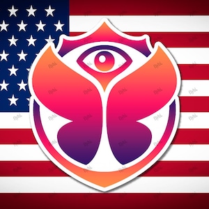 Può includere: Un design grafico con la bandiera americana sullo sfondo. Un logo colorato con un occhio al centro è sovrapposto alla bandiera. Il logo ha una forma a farfalla con sfumature arancioni, rosa e viola.