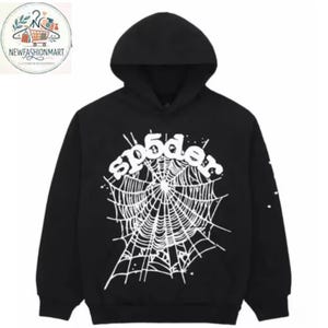 K&ouml;nnte beinhalten: Schwarzer Kapuzenpullover mit einem wei&szlig;en Spinnennetz-Design und dem Wort "sp5der". Der Pullover hat eine Kapuze mit Kordelzug und lange &Auml;rmel. Das Design befindet sich auf der Vorderseite des Kleidungsst&uuml;cks.