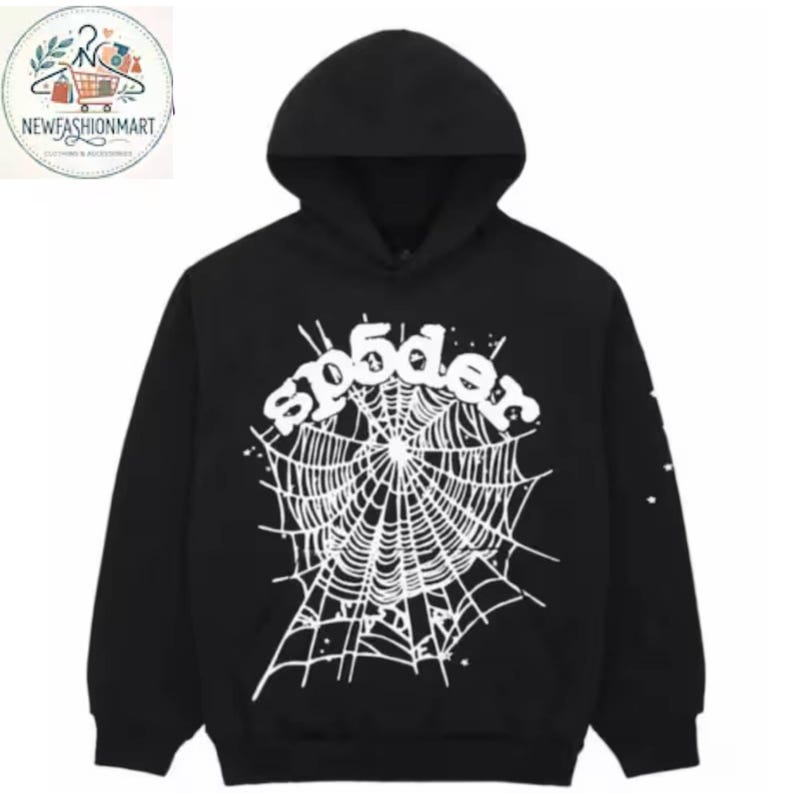 K&ouml;nnte beinhalten: Schwarzer Kapuzenpullover mit einem wei&szlig;en Spinnennetz-Design und dem Wort "sp5der". Der Pullover hat eine Kapuze mit Kordelzug und lange &Auml;rmel. Das Design befindet sich auf der Vorderseite des Kleidungsst&uuml;cks.