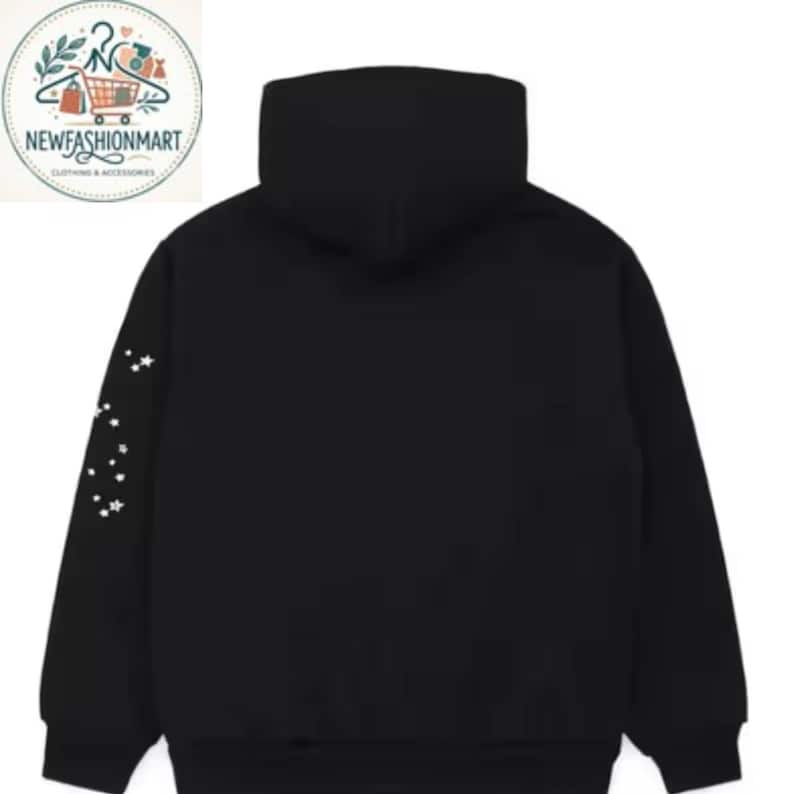 K&ouml;nnte beinhalten: Schwarzer Kapuzenpullover mit hohem Kragen und wei&szlig;em Sternmuster auf dem linken &Auml;rmel. Der Hoodie hat eine Kapuze mit Kordelzug und eine K&auml;ngurutasche. Das NewFashionMart-Logo befindet sich oben links.