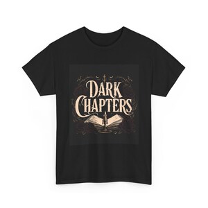 Camiseta Dark Chapters Gothic Book Lover | Midnight Reader Design