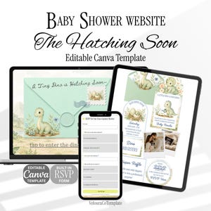 Puede incluir: Una plantilla de sitio web para baby shower con el texto "Baby Shower Website The Hatching Soon". El diseño incluye una computadora portátil, una tableta y un teléfono que muestran invitaciones de baby shower con ilustraciones de dinosaurios.