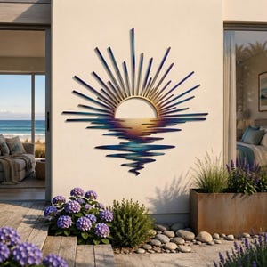 Può includere: Un'opera d'arte da parete in metallo che raffigura un sole stilizzato che sorge sopra un orizzonte con raggi radianti e un motivo d'acqua riflettente sottostante. Il design presenta una sfumatura di toni blu, viola e dorati.