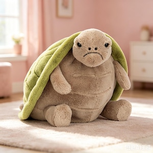 Op de afbeelding: Een pluche schildpadknuffel met een zacht, lichtbruin lichaam en een getextureerd, lichtgroen schild. Het knuffeldier heeft een ronde, mollige vorm, kleine ledematen en een gedetailleerd gezicht met donkere ogen en een gestikte mond.