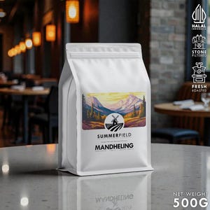 Puede incluir: Una bolsa de café Summerfield Mandheling blanca con una ilustración de paisaje de montañas, árboles y un molino de viento. La bolsa tiene un peso neto de 500g. La bolsa también tiene las palabras "Stone Filtered" y "Fresh Roasted".