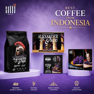 Könnte beinhalten: Eine schwarze Kaffeetüte, eine rechteckige Schachtel und zwei kleine Karten mit der Aufschrift Alexander Le Grape, verziert mit einem römischen Helm und Trauben. Der Text lautet Best Coffee From Indonesia, Sakha Coffee, auf violettem Grund.