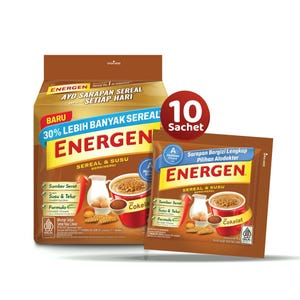 Op de afbeelding: Een bruine Energen ontbijtgranen en melk drankmix verpakking met een rode mok chocoladedrank, een melkkan, eieren en tarwestengels. De verpakking toont de tekst Energen, Sereal & Susu en bevat een label met de aanduiding voor 10 sachets.