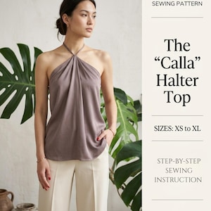 Puede incluir: Un patrón de costura digital en PDF para el top The Calla Halter Top, con tallas de XS a XL e instrucciones de costura paso a paso de VelvetPatternCo. La imagen muestra un top halter de color malva con cuello fruncido y pantalones crema.