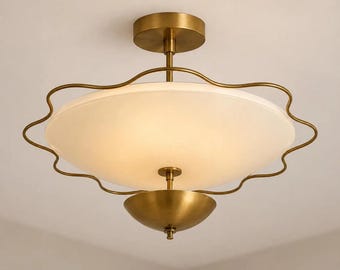 Luminária de teto embutida com acabamento ondulado em metal, estrutura em latão, estilo moderno de meados do século XX.