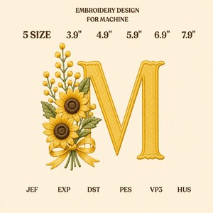 Peut inclure: Un motif de broderie machine représentant la lettre M en jaune, accompagné d'un bouquet de deux tournesols, de feuilles vertes et d'un ruban jaune. Le texte inclut EMBROIDERY DESIGN FOR MACHINE, 5 SIZE, 3.9", 4.9", 5.9", 6.9", 7.9", JEF, EXP, DST, PES, VP3, HUS.