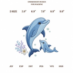 Könnte beinhalten: Ein Maschinenstickmuster mit einem großen blauen Delfin und einem kleineren Delfin, die neben hellvioletten Korallen und einer weißen Blume schwimmen. Text umfasst EMBROIDERY DESIGN FOR MACHINE, 5 SIZE, 5.9", 6.9", 7.9", 8.9", 9.9", JEF, EXP, DST, PES, VP3, HUS.